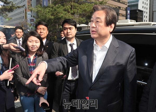 ▲ 새누리당 김무성 대표최고위원이 25일 오전 11시를 전후해 서울 여의도 당사에 도착, 최고위원들이 기다리는 곳으로 들어서려 하고 있다. ⓒ뉴데일리 이종현 기자