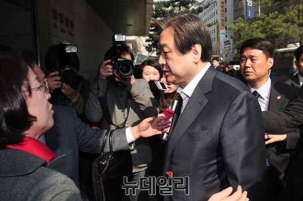 ▲ 새누리당 김무성 대표최고위원이 25일 오전 취재진의 질문에 일절 답하지 않은 채 서울 여의도 당사로 들어서고 있다. ⓒ뉴데일리 이종현 기자