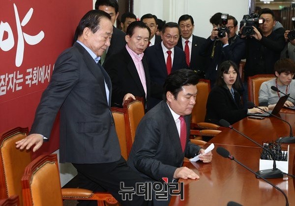 ▲ 새누리당 원유철 원내대표를 비롯한 친박계 최고위원들이 25일 오전 김무성 대표최고위원을 향한 최고위원회의 소집 요구를 하기 위해 간담회장으로 들어서고 있다. ⓒ뉴데일리 이종현 기자