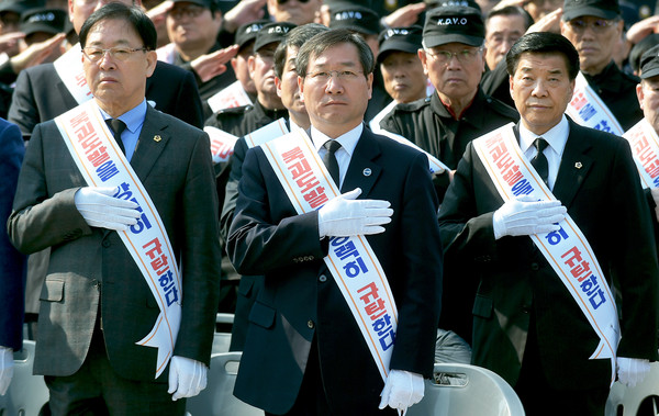 ▲ 유정복 인천광역시장이 25일 수봉공원에서 서해수호 전사자들을 기리기 위해 열린 '서해 수호의날 기념식'에서 국기에 대한 경례를 하고 있다. ⓒ인천시 제공