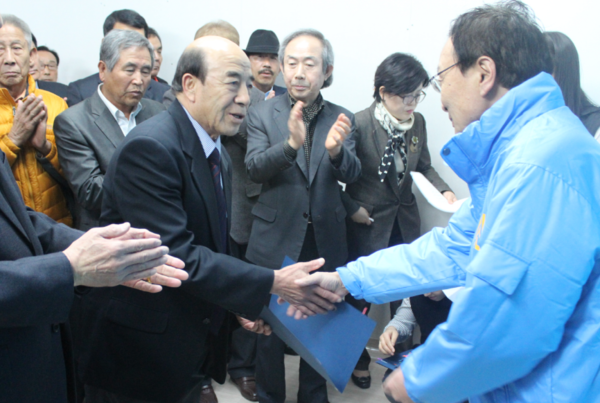 ▲ 이해찬 후보가 선대위 발대식에서 선대위원들에게 임명장을 주고 있다.ⓒ이해찬 후보 선거사무소