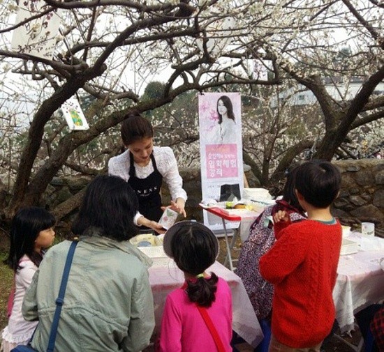 ▲ 드림스톤엔터테인먼트에 위치한 화훼 매장(이네스플라워)에서 꽃을 손질 중인 오인혜.