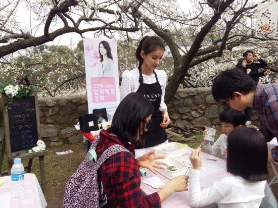 ▲ 드림스톤엔터테인먼트에 위치한 화훼 매장(이네스플라워)에서 꽃을 손질 중인 오인혜.