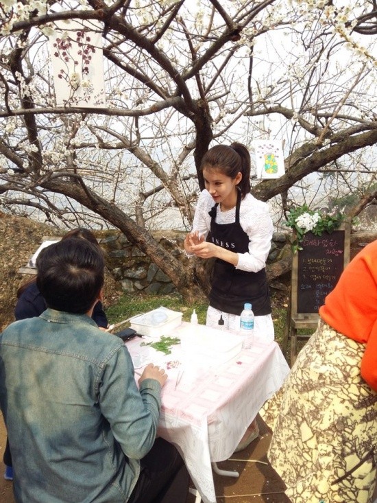 ▲ 드림스톤엔터테인먼트에 위치한 화훼 매장(이네스플라워)에서 꽃을 손질 중인 오인혜.