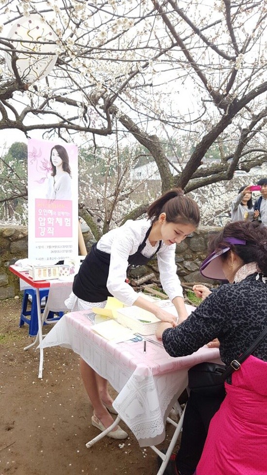 ▲ 드림스톤엔터테인먼트에 위치한 화훼 매장(이네스플라워)에서 꽃을 손질 중인 오인혜.