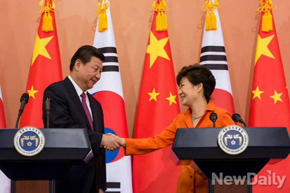 ▲ 대한민국 박근혜 대통령(오른쪽)과 중국 공산당을 대표하는 시진핑(왼쪽).ⓒ뉴데일리