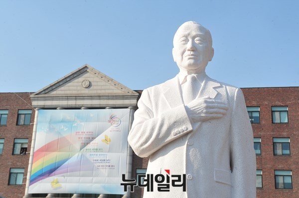▲ 25일 대한민국사랑회가 우남 이승만 대통령 탄신 141주년을 맞아 경인교대 교내에서 이승만대통령 석상 제막식을 열었다. ⓒ뉴데일리 이종현 기자