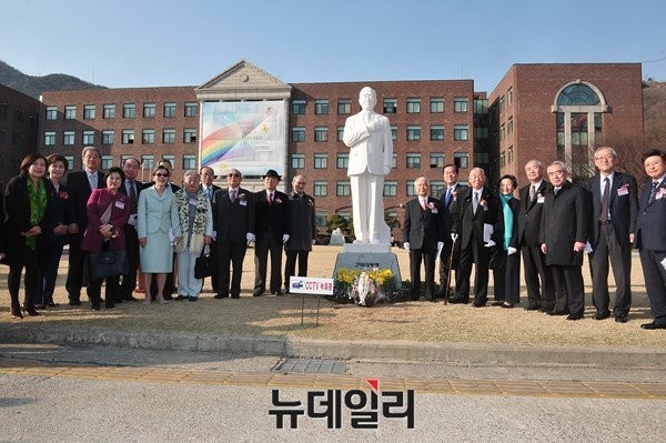 ▲ 석상 제작에는 총 1억3천5백만원이 들었으며, 김 회장의 사재를 털어 마련한 돈 외에도, 여러 애국인사들의 기부금과 경인여대 학생들의 모금이 포함됐다. ⓒ뉴데일리 이종현 기자