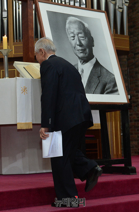 ▲ 26일 열린 '건국 대통령 이승만 탄신 141주년 기념식'에서 유족인사를 위해 단상에 올라서는 이인수 박사 옆으로 이승만 대통령의 사진이 보이고 있다. ⓒ뉴데일리 정상윤 기자