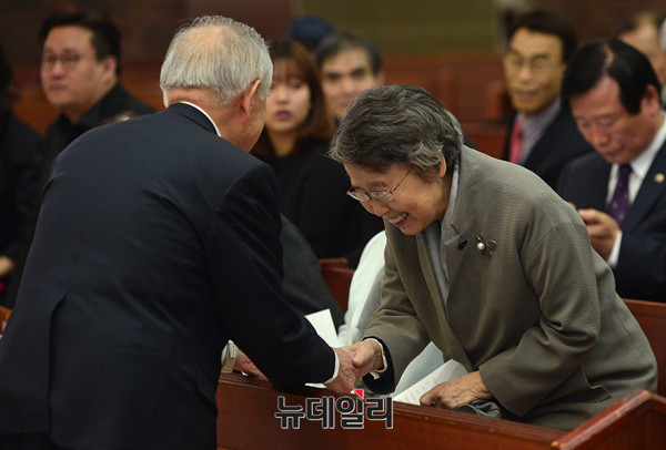 ▲ 악수나누는 이인수 박사(좌)와 이인호 이사장 ⓒ뉴데일리 정상윤