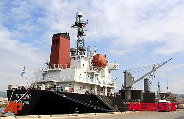 ▲ 지난 5일(현지시간) 필리핀 정부에 몰수조치를 당했던 북한 선박 '진텅(Jinteng)'호. 배 자체를 필리핀 정부에 빼앗길 뻔 했으나 中공산당의 읍소로 최근 풀려났다. ⓒ뉴시스-AP. 무단전재 및 재배포 금지.