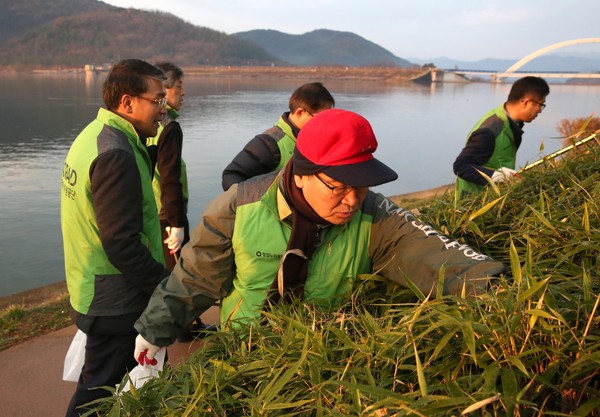 ▲ 공단 이종인 이사장(가운데)과 간부들이 보문단지 환경정화 활동을 전개하고 있다ⓒ한국원자력환경공단 제공