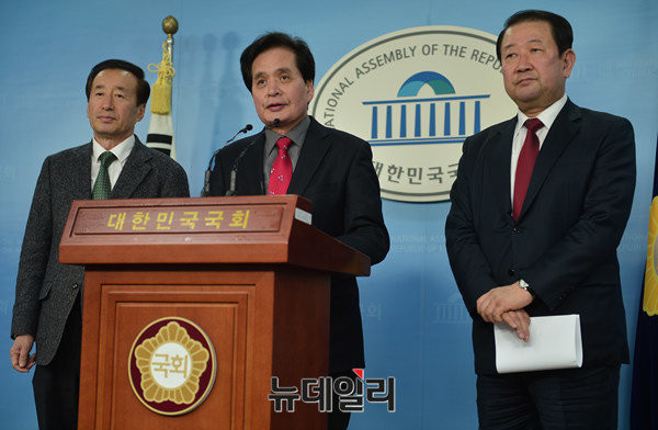 ▲ 국민의당 장세환 전 의원은 26일 자신의 선거사무소에서 본지 취재진과의 즉석 인터뷰에 흔쾌히 응했다. 사진은 지난 1월 20일 국민의당 장세환 전 의원이 국회에서 박주선 최고위원 등과 함께 기자회견을 갖고 야권 신당의 통합을 촉구하고 있는 모습. ⓒ뉴데일리 정상윤 기자