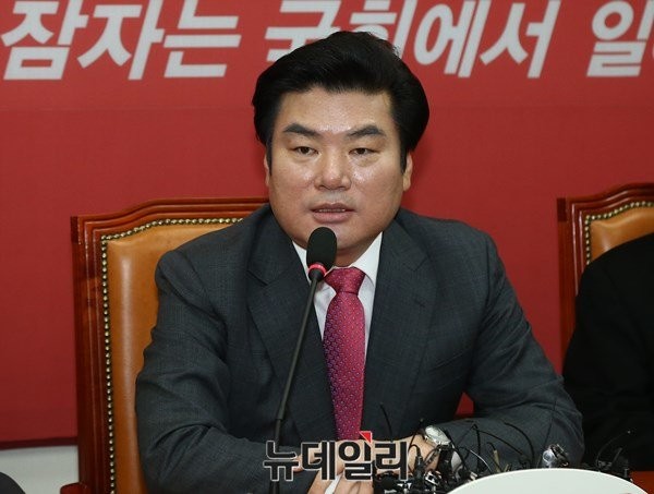 ▲ 새누리당 원유철 원내대표는 27일 탈당 후 무소속 출마한 의원들의 복당은 불가하다고 발혔다. ⓒ뉴데일리 이종현 기자