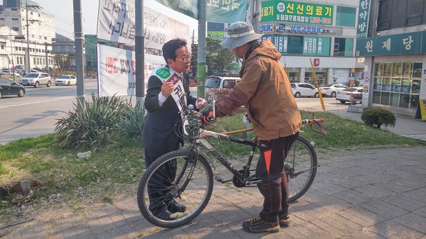 ▲ 무소속 권태호 후보(청주 청원)가 27일 주말을 맞아 지역주민들에게 얼굴 알리기에 나섰다.ⓒ권태호 후보 선거사무소