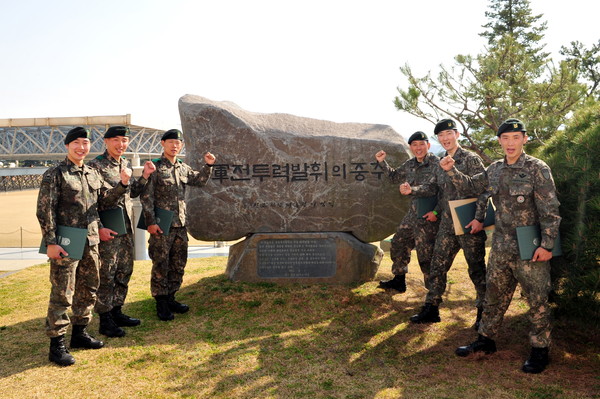 ▲ 최정예 전투원으로 선발된 6명의 전사. 좌측부터 황정현 하사(5사단), 장원룡 중사(부사관학교), 박미노 상사(35사단), 김경인 중사(25사단), 신동욱 중사(25사단), 문성현 중사(27사단). ⓒ대한민국 육군 제공