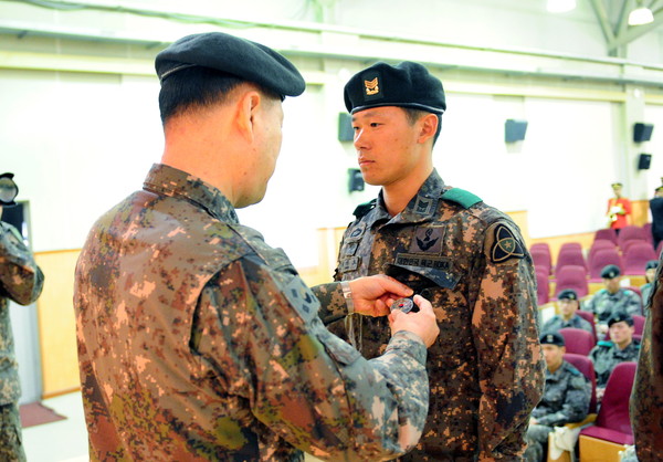 ▲ 최정예 전투원으로 선발된 박미노 상사(35사단)가 휘장을 받고 있다. ⓒ대한민국 육군 제공