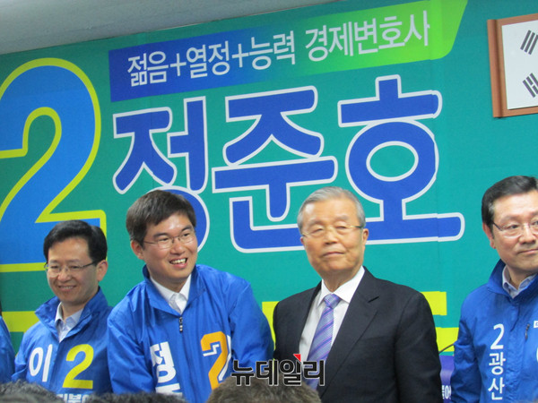 ▲ 27일 광주 문화동에서 열린 더불어민주당 광주 북구갑 정준호 후보의 선거사무소 개소식에서 정준호 후보(왼쪽에서 두 번째)가 김종인 대표와 나란히 앉아 밝게 웃고 있다. ⓒ광주=뉴데일리 정도원 기자