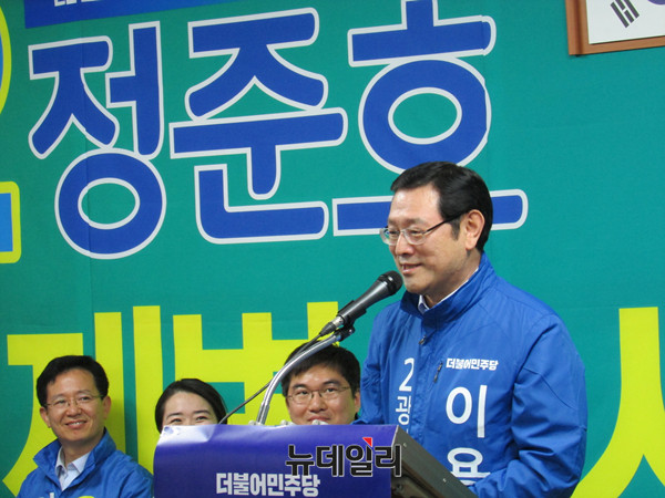 ▲ 광주 광산을에 출마한 더불어민주당 이용섭 후보가 27일 광주 문화동에서 이번 총선에서 국민의당을 찍으면 광주는 영구히 남녘의 소도시로 전락해버린다고 주장하고 있다. ⓒ광주=뉴데일리 정도원 기자