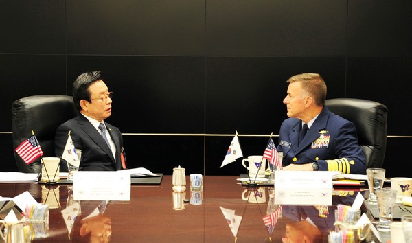 ▲ 국민안전처 박인용 장관이 23일 오전 미국 해안경비대를 방문해 폴 쥬쿤프트 USCG 사령관과 해상안전관리 정책공유 및 구조역량강화를 위한 인적교류 등을 논의 하고 있다. ⓒ국민 안전처 제공
