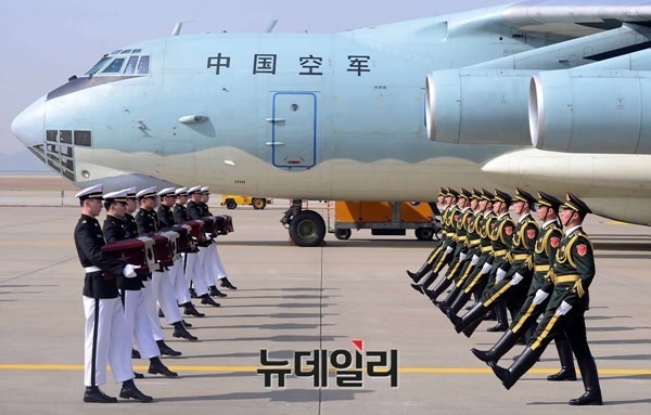지난해 인천 공항에서 중국군 유해 송환 전차를 거행하는 양국 의장대.ⓒ뉴데일리 정상윤