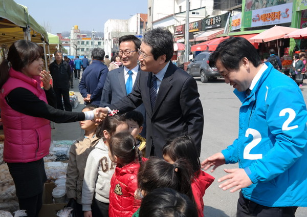 ▲ 문성근 전 민주통합당 최고위원이 제천 역전한마음시장에서 시민과 악수를 하고 있다ⓒ이후삼 선거사무소