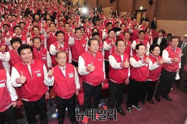 ▲ 새누리당 김무성 대표 등 공동선대위원장들을 포함한 당 소속 의원들이 28일 오후 국회 의원회관에서 열린 제20대 총선 공천자대회에서 선전을 다짐하고 있다.ⓒ이종현 기자