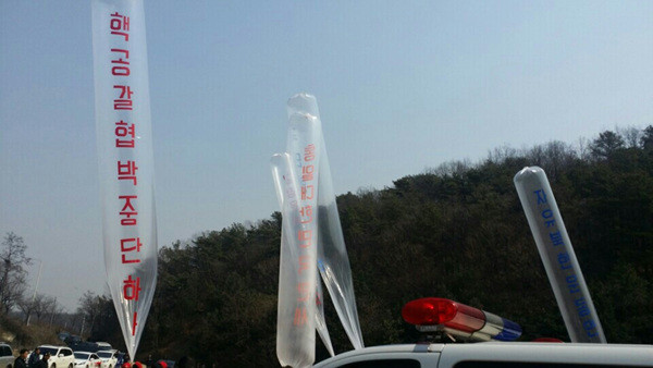 ▲ 국민행동본부와 자유북한운동연합이 28일 경기도 파주시 낙하IC 인근에서 대북전단 10만여장을 비공개로 살포했다. ⓒ자유북한운동연합