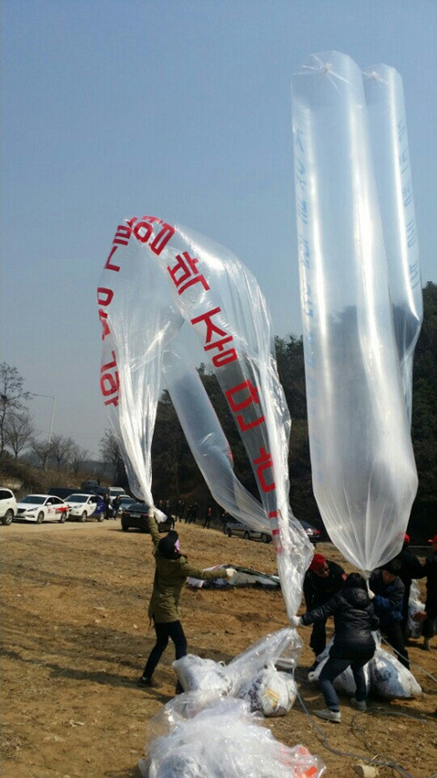 ▲ 대북풍선에 수소가스를 채워넣고 있는 모습.  ⓒ자유북한운동연합
