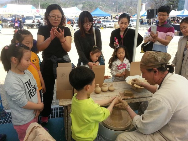 ▲ 김천자두꽃축제 행사장의 한 장면.ⓒ김천시 제공