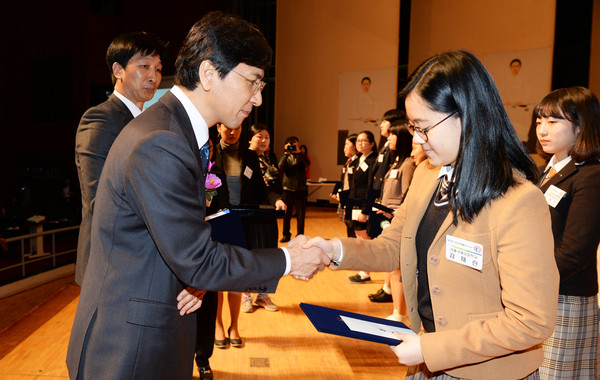 ▲ 안희정 충남도지사가 28일 서울 이화여고에서 유관순상 수상자를 격려하고 있다.ⓒ충남도