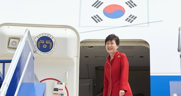 ▲ 박근혜 대통령이 지난해 4월 중남미 4개국 순방 중 페루에서의 공식 일정을 마치고 다음 순방국가인 칠레로 향하는 비행기편에 탑승하고 있다. ⓒ청와대 제공