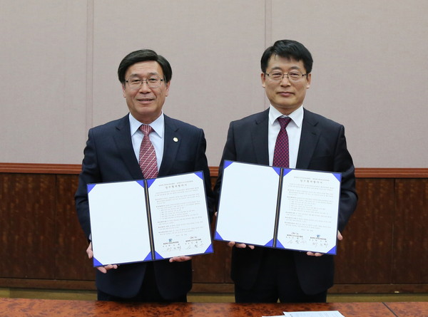 ▲ 충북도학생교육문화원이 28일 충북도지식산업진흥원과 지역의 웹툰 창작체험관 활성화 업무협약을 맺었다.ⓒ충북도교육청