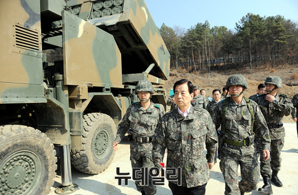 ▲ 28일 한민구 국방부 장관이 천무대대를 찾아 장병을 격려했다.ⓒ국방부