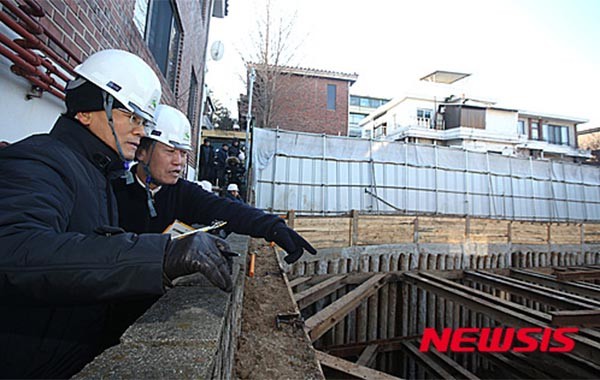 ▲ 2015년 12월 27일 서울 은평구청 관계자들이 다세대 주택 신축공사 인근 주택들이 붕괴될 위험에 처한 현장을 둘러보고 있다. ⓒ뉴시스. 무단전재 및 재배포 금지.