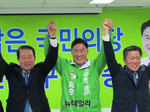 ▲ 국민의당 박주선 최고위원, 구희승 후보, 주승용 원내대표(사진 왼쪽부터)가 28일 오후 전남 순천 연향동에서 열린 구희승 후보 선거사무소 개소식에서 손을 맞잡고 있다. ⓒ순천(전남)=뉴데일리 정도원 기자