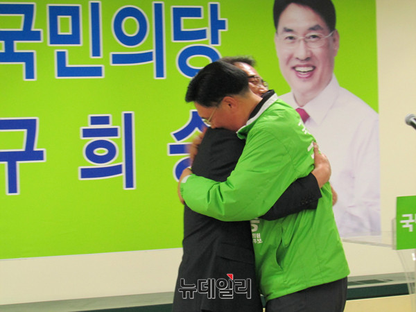 ▲ 국민의당 경선에서 구희승 후보와 맞붙어 석패했던 손훈모 예비후보가 28일 오후 구희승 후보의 선거사무소 개소식에서 공동선거대책위원장을 맡겠다는 뜻을 피력했다. 직후 구희승 후보가 감사의 뜻으로 손훈모 선대위원장을 얼싸안고 있다. ⓒ순천(전남)=뉴데일리 정도원 기자