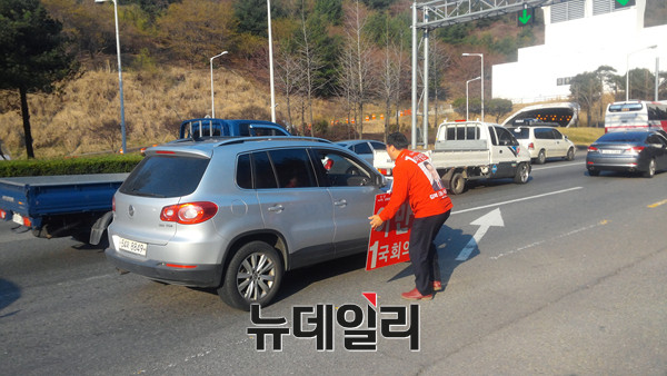▲ 이만기 당협위원장이 인사를 건넬 때마다 시민들은 화답했다. 속도를 줄이고 창문을 내려 눈을 마주치고 손은 흔들었다. ⓒ뉴데일리 임재섭 기자