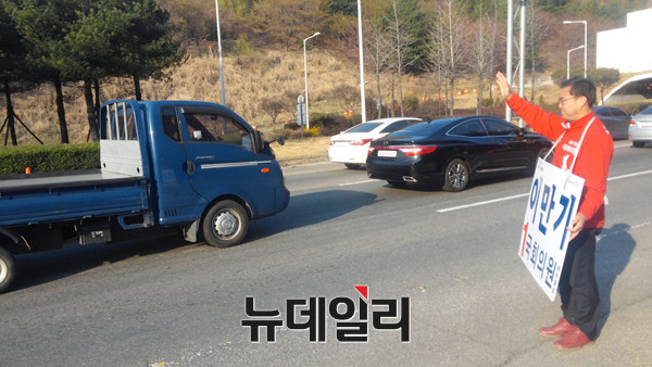 ▲ 그는 전문가가 법을 만드는 시대가 와야한다고 강조했다. 행정과 국정 경험을 내세우는 더불어민주당 김경수 도당위원장에 대한 반론으로 보인다. ⓒ뉴데일리 임재섭 기자