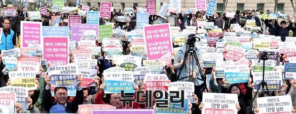 ▲ 29일 오후 서울광장에서 '건강한 사회·올바른 윤리 실천 국민대회'를 개최한 '건강한 사회 만들기 학부모·교사·시민단체연합'은 박원순 서울시장과 광장운영위원회를 상대로 "우리 아이가 놀고 있는 광장에서 음란 동성애쇼를 절대 허락할 수 없고, 서울광장을 음란쇼를 즐기는 소수시민이 아닌 대다수의 건강한 시민에게 돌려달라"고 요구했다.  ⓒ 뉴데일리