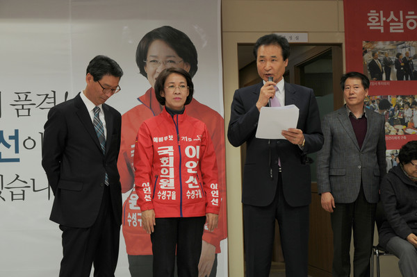 ▲ 대구시의회 김창은(왼쪽)의원과 이동희 대구시의회 의장(오른쪽)이 29일 이인선 후보 지지를 선언하고 있다.ⓒ이 후보 측 제공