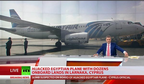 ▲ 이집트 국내선 여객기의 공중납치 소식을 속보로 전하는 '러시아 투데이'. 여객기에는 60명이 타고 있으며, 테러리스트는 일부 승객에게 자살폭탄조끼를 입힌 뒤 좌석에 묶어놨다고 한다. ⓒ러시아투데이(RT) 속보화면 캡쳐