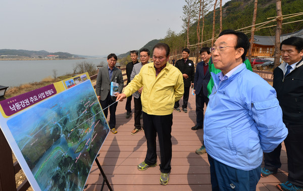▲ 김관용 경북도지사(제일 왼쪽)가 29일 도청이전 후 첫 현장방문으로 경북 상주를 찾아 낙동강 주변 일대를 둘러봤다.ⓒ경북도 제공