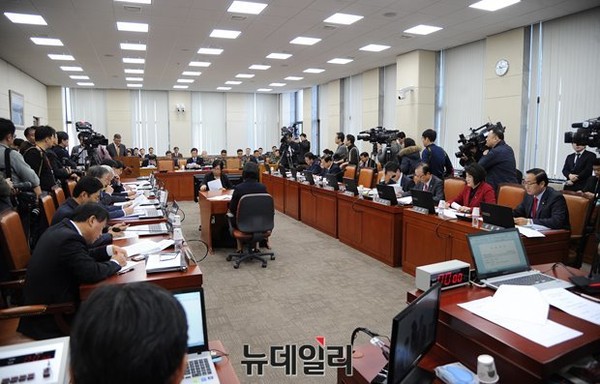 ▲ 19대 국회국방위 전체회의 모습.ⓒ정상윤 뉴데일리 사진기자