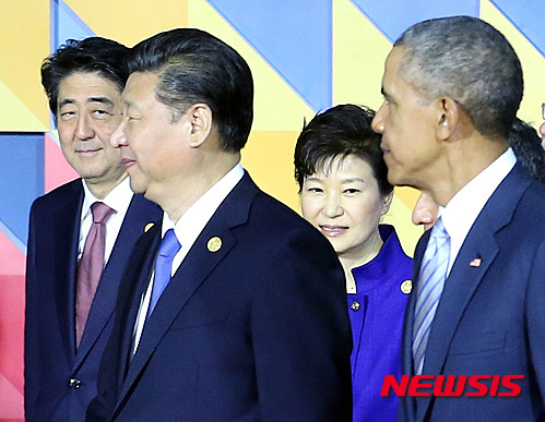 ▲ 박근혜 대통령과 오바마 미국 대통령, 시진핑 중국 국가주석, 아베 신조 일본 총리가 지난해 11월 19일 마닐라 필리핀 인터내셔널 컨벤션센터(PICC)에서 APEC 정상 기념촬영을 마친 후 정상회의장으로 이동하고 있다. ⓒ뉴시스