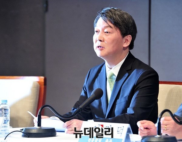 ▲ 국민의당 안철수 대표가 29일 서울 프레스센터에서 열린 관훈토론에 참석해 스트로브 세례를 받고 있다. ⓒ뉴데일리 이종현 기자