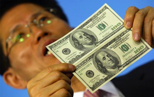 ▲ 북한이 만든 것으로 추정되는 100달러짜리 위조지폐와 진짜 지폐. ⓒ아카데미 인 미디어(AIM) 화면캡쳐