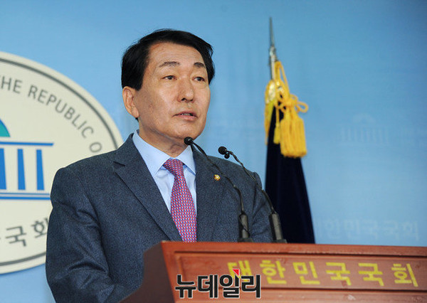 ▲ 안상수 전 새누리당 의원이 지난 18일 국회에서 기자회견을 열고 탈당, 무소속 출마를 선언했다. ⓒ뉴데일리 이종현 기자