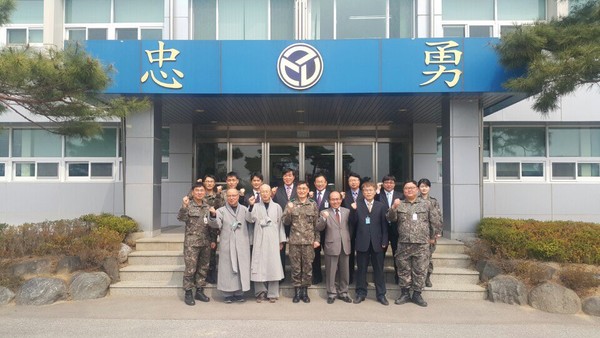 ▲ 육군 37사단이 29일 민간성직자 위촉식을 갖고 파이팅을 외치고 있다.ⓒ육군 37사단