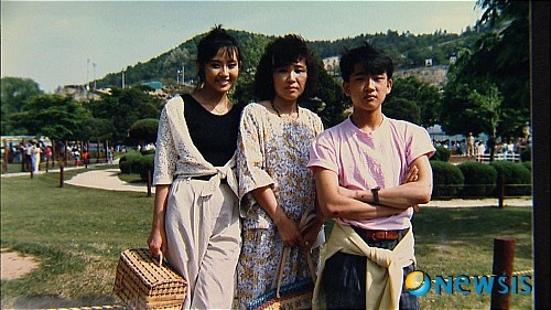 ▲ 최진실(1968~2008)·진영(1971~2010) 남매와 어머니 정옥숙씨.  ⓒ 뉴시스